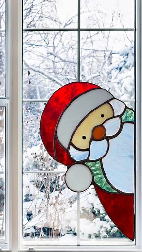 In this video, I’m creating a curious little Santa who’s already peeking through your window to check on the kids’ behavior #santa #stainedglassart #stainedglass #glassart #handmadewithlove #kargaglass #christmasgiftideas #2026 | KargaCraft