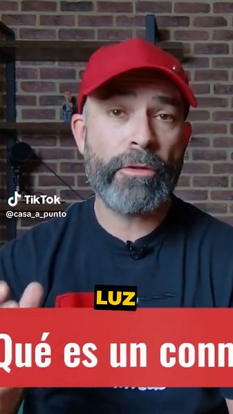 ¿Qué es un interruptor conmutador y para qué sirve? 🔌💡 En este video short, te explico en 1 minuto qué es un interruptor conmutador y cómo funciona. Este tipo de interruptor es ideal para controlar una misma luz desde dos puntos distintos, como en pasillos, escaleras o dormitorios. Si quieres mejorar la comodidad en casa y entender mejor su instalación, ¡no te pierdas el video completo aquí 🎥: https://youtu.be/BClc_36_fqY 🔔 Suscríbete para más contenido sobre electricidad y bricolaje. 👍 Dal