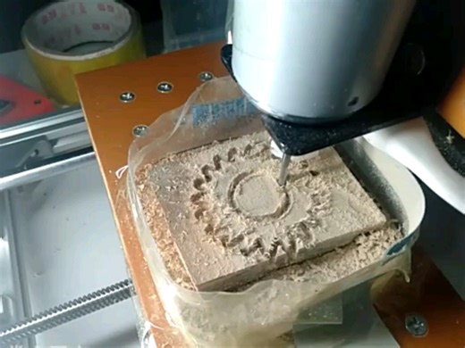 使用 Arduino 和 GRBL CNC shield 制作自己的迷你 DIY CNC 雕刻铣床。