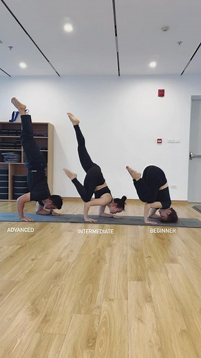 Asanas are the perfect tool to experience the union of body, breath, and mind. #morningyoga #headstand #headstandpractice #armbalance #yogagoal #yogajournal #yogavietnam #yogahanoi #yoganangcao #advanceyoga #yogapose #yogasydney #yogisofinstagram #yogamalaysia #yogagermany #yogauk #yogabangalore #yogajakarta #yogabali #retreatyoga #hathayoga #yogamorning #namaste🕉 @yogaveer27 | Tanveer Tanveer