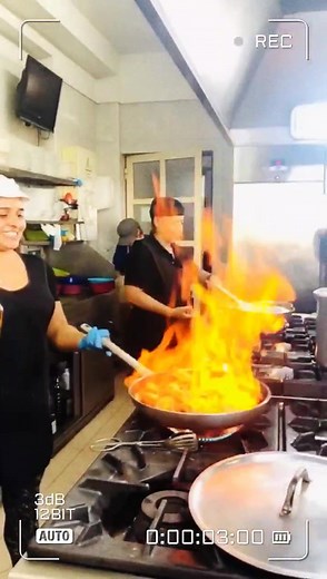 Todos os pratos começam com o mesmo ingrediente: um bonito sorriso da Azenha do Mar! 🌊😃 | Restaurante A Azenha do Mar - Carla Dâmaso