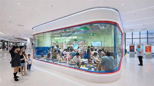 À l’intérieur d’un centre commercial en Chine, une salle vitrée montre des activités créatives au quotidien