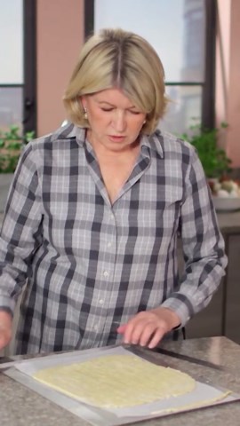 How to bake a blueberry lattice pie with Martha Stewart