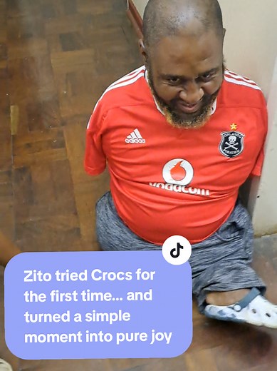 Zito tried Crocs for the first time… and turned a simple moment into pure joy ❤️ What started as curiosity quickly became laughter, confidence, and a beautiful reminder that happiness lives in the little things. Watching Zito embrace the moment — joking, smiling, and owning his style — reminded us that confidence isn’t about what you wear, it’s about how you feel. This is more than just trying on shoes. It’s about family, love, resilience, and celebrating every small win together. 👉 If this mom