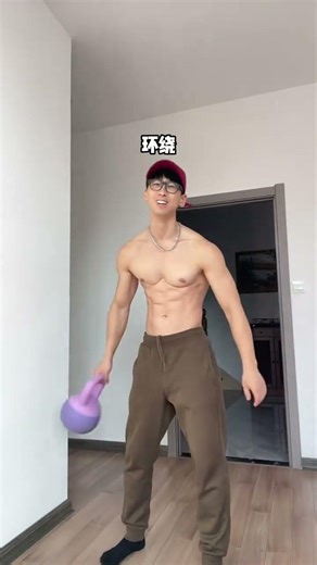 Unbelievable! Watch How a Beginner Handles a Kettlebell for the First Time