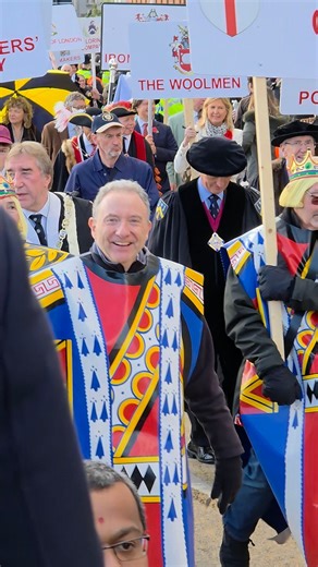 A Parade of History: Cards, Gloves & Wax! 🇬🇧 ​The Worshipful Company of Makers of Playing Cards 🃏 leads the way! Watch closely for the Woolmen, Glovers, Wax Chandlers, and Skinners following behind. Centuries of trade history in just 10 seconds. (Part 2 of 5) ​ "Extra Detail" List the exact order of the companies seen in this clip: ​Makers of Playing Cards (The costumes) ​The Woolmen (Trade dating back to 1180) ​Glovers (Glove makers) ​Wax Chandlers (Beeswax candle makers) ​Joiners and Ceiler