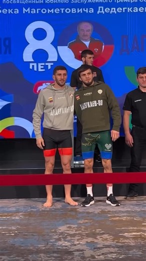 Осетия-Алания 🤍❤️💛 on Instagram: "Битва взглядов после взвешивания не получилась от слова «совсем» 😂 Слишком добрые и скромные наши борцы, да и отношения между дагестанскими и осетинскими борцами прекрасные 🫂 Однако это не отменяет того, что сегодня в «Манеже» будет очень зрелищно и бескомпромиссно 🙆🏽‍♂️ @fadzaev_arsen"