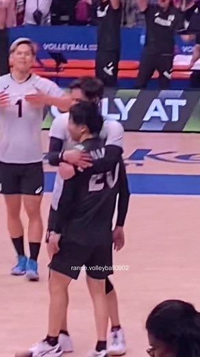 Tomohiro Yamamoto, the scoring libero! Plus the hug that he got from Ran after that. Too cute!!! #tomohiroyamamoto #rantakahashi #ryujinnippon #volleyball #vnl2023 #yamamototomohiro #takahashiran