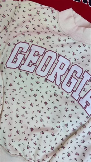 The VIRAL collegiate sweatshirts are back in stock for GEORGIA! ❤️🖤 These reversible game day mock neck sweatshirts are a must have for the season! Featuring Georgia embroidered on one side & GA on the other. Floral is not reversible! #college #georgia #georgiafootball #georgiabulldogs #ootd