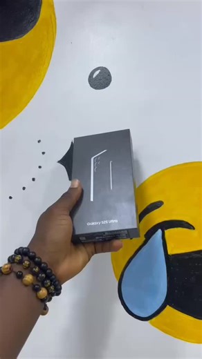 Mint Mobile Store | Phones & Gadgets on Instagram: "Unboxing the Samsung S25 Ultra 256GB 😍📦 • This one is a whole experience sleek design, crazy camera, smooth performance. • Samsung really went wild with this one 🤯🔥 • Who’s upgrading? 👀📱 • Price - 1.350m • #s25ultra #samsungnigeria #mintmobilestores #UnboxingExperience"