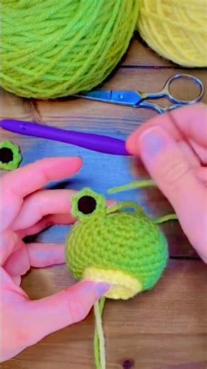 how to chrochet a toy frog #crochet #diy #crochetcrosai #shorts #handmade #frog #crochettoys