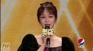 " အားလုံးမင်္ဂလာပါ ကျွန်မကတော့ Yang Zi ပါ ဒီနေ့ဒီကိုလာရတဲ့အတွက် အရမ်းကို ပျော်ရွှင်မိပါတယ် ပြီးတော့ လာမယ့်နှစ်သစ်မှာ အားလုံးဘေးရန်ကင်းကြပါစေ လူတိုင်းလည်း ပျော်ရွှင်ကြပါစေ" 💕 ကျေးဇူးတင်စကားပြောခိုင်းတာကို ကျေးဇူးတင်စကားမပြောပဲ အားလုံးအတွက် ဆုတောင်းပေးနေတာ 💓 ချစ်စရာကြီး🤩 | Yang Zi - 杨紫 Myanmar Fans