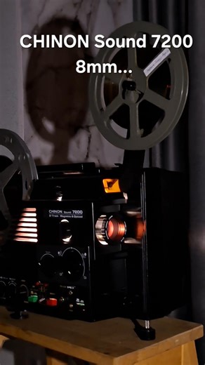 🎞️ Chinon Sound 7200 เป็นเครื่องฉายฟิล์ม 8 มม. และ Super 8 มม. แบบมีเสียง (Sound Projector) จากญี่ปุ่น ผลิตโดยบริษัท Chinon Industries Inc. ซึ่งเป็นหนึ่งในผู้ผลิตเครื่องฉายฟิล์มยอดนิยมช่วงปี 1970–1980 🔧 คุณสมบัติหลักของ Chinon Sound 7200 ระบบฟิล์ม: รองรับทั้ง Standard 8 มม. และ Super 8 มม. ระบบเสียง: เล่นได้ทั้งแบบ Magnetic Sound (แถบเสียงแม่เหล็กบนฟิล์ม) ลำโพงในตัว ช่องต่อ External Speaker / Headphone | Pongsak Sirisambhand