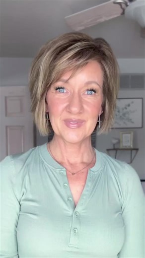 This is a 360 of my chin-length layered bob. This is not a stacked bob — I don’t like my hair stacked. It’s softly layered and point-cut for movement, with only a very slight forward angle. My hair is thin and extremely fine, and for my hair, products matter a lot. If I don’t use the right shampoo, conditioner, and styling products, I get flat hair with no volume. My hair is colored and highlighted. Color formula: Roots: Schwarzkopf 7-00 6-00 (equal parts), 10-volume Highlights: Chunky highlight