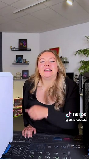 Du suchst ein PC-Case, das Ästhetik und eine optimale Kühlleistung vereint? 🤔 Dann ist die neue Generation der vielfach ausgezeichneten Fractal Meshify-Serie genau das richtige für dich! 🤩 Das aerodynamische Design mit einer eleganten Mesh-Front mit Facetten-Struktur sieht einfach super stylisch aus, bietet ausreichend Platz für deine Hardware und sorgt dafür, dass dein PC immer cool bleibt 🥶 Egal, ob du mehr oder weniger Platz brauchst, ein Fan von schwarzen oder weißen Gehäusen bist, oder z