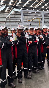 419K views · 32K reactions | Logramos hacer el primer bus biarticulado eléctrico. Se articuló una empresa japonesa, una china e ingenieros y trabajadores colombianos, y se hizo en la planta de Cota. Cuando fui alcalde no se conseguían en el mundo; ahora los hacemos nosotros. Seremos vanguardia de la producción de vehículos eléctricos en América Latina y lograremos exportar. | Gustavo Petro | Facebook