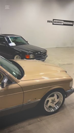 Magnus pimper Diktator-slæde ✨ Tyraner som Saddam Hussein, Idi Amin, Formand Mao og Ferdinand Marcos havde en Mercedes 500 🏴‍☠️ -så mange diktatorer kan ikke tage fejl! Mercedes 500 udstråler magt og overlegenhed på sin vej 🚙🔱💪🏼 Unik info omkring denne bil; Første ejer var en tysk bankdirektør fra München, og bilen er ifølge oplysninger kun blevet benyttet med privatchauffør. Købt af ny i 1981 hos Daimler Mercedes i München, og der medfølger både servicebog og dokumentation for kilometersta