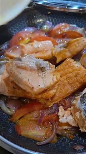 Sauted salmon with olive oil and tomatoes #food #youtubeshorts #salmonrecipe #healthyfood #salmon