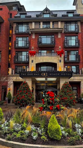 Presenting: the holidays at Oak Bay Beach Hotel ✨ The halls are decked, the trees are glowing, and our seaside retreat has officially transformed for the season. This December, discover festive experiences for everyone: ✨ Breakfast with Santa ✨ Christmas Day Brunch ✨ Christmas Day Dinner ✨ New Year’s Day Brunch Plus, little explorers can enjoy our December-long Holiday Gnome Scavenger Hunt, while adults retreat to the elegance of our Grand Lobby Lounge- complete with handcrafted cocktails, small