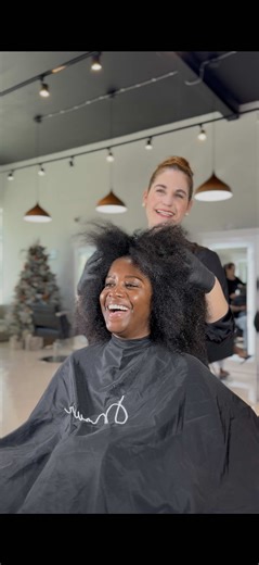 Primera vez: hasta 70% lacio ✨ Segunda vez: 100% 💎 Así funciona cuando el proceso se hace bien 🤍 Ella viajó desde San Agustín, Florida solo para confiar su cabello en nuestras manos… y el resultado habla solo 💫 #OliBeauty #AlisadoProfesional #CabelloAfro #HairTok #HairTransformation