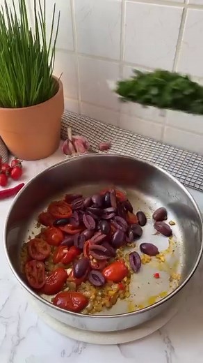 Cod with Cherry Tomatoes 🥘 𝙄𝙣𝙜𝙧𝙚𝙙𝙞𝙚𝙣𝙩𝙨 📑 for 2 servings 250g cod fillet 150g cherry tomatoes 100g Kalamata olives (pitted) 1/2 onion 1/4 chili pepper 1 handful parsley 1 clove of garlic 1 tbsp olive oil 1 tsp capers a little lemon juice a little lemon zest 1 pinch of salt 1 pinch of pepper 𝙄𝙣𝙨𝙩𝙧𝙪𝙘𝙩𝙞𝙤𝙣𝙨 🔪 Chop the onion, garlic, chili, and capers very finely and sauté them with olive oil in a pan on low heat for a few minutes. Wash the tomatoes and cut them in half, add 
