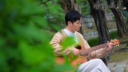 2025年12月號《崇基校友》專訪了今年新鮮出爐的「十大傑青」鄺文傑校友（2008/計量金融學）。鄺校友學業成績優秀，曾於國際大型投資銀行工作；其後他轉換跑道，成為註冊藝術（表達藝術）治療師，展開助人的專業生涯。然而，正當他的生活平穩前行之際，他卻確診患上淋巴癌。究竟他如何運用表達藝術的專業知識和個人深刻體悟陪伴自己渡過難關，又如何引導他人於逆境中看見光亮、尋得力量與希望？ | Chung Chi College Alumni Association, CUHK