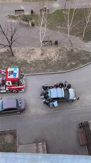 رجال الشارع ينقذون سيارة لمساعدة رجال الإطفاء! موقف مذهل ومليء بالمفاجآت🔥🚗