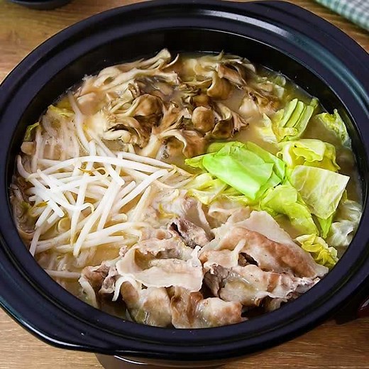 ホッと温まる♪ 豚肉とキャベツの味噌鍋のレシピ動画・作り方 | デリッシュキッチン
