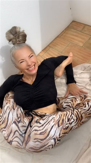 Tulla on Instagram: "Simple contortion in real time ☺️ #happyyogi #hipflexibility #gurutulla #flexibilitynation #legbehindwaist #dimarioknot #dimarioknotvariation #gurutulla #frontbend #contortion #doublebuddhasana"