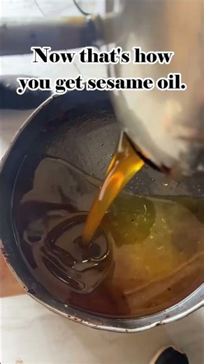 This amazing craft involves using a unique ladle to extract sesame oil straight from the bucket！