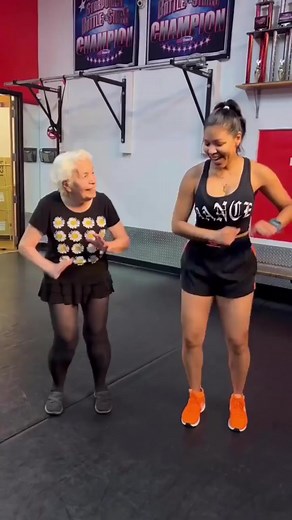 Bailando la salsa la vida se goza 😍 @rina_25 #zumba #zumbafitness #zumbainstructor