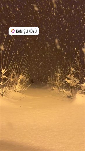 Hakkari Tanıtım on Instagram: "Kamışlı Köyünde Elma Bahçesinin İçinde ❄️🏔️"