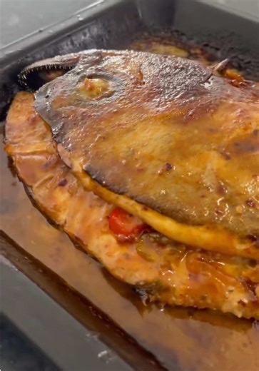 Ya’ll probably miss my angel fish recipes, right? Todays tip is ✅ Don’t overcook it: Angel fish is delicate. Cook it on medium heat and only for a few minutes per side. Once it flakes easily with a fork, it’s ready. ✅ Always sauté your onions first: This brings out their sweetness and builds flavor for the whole dish. ✅ Add garlic after the onions: Garlic burns quickly, so toss it in after the onions are translucent to avoid bitterness. ✅ Squeeze in some lemon or vinegar at the end: A touch of a