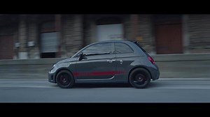 Abarth e Yamaha si incontrano sull’asfalto per dare vita a un esemplare straordinario: Abarth 695 XSR Yamaha, un’edizione speciale nata dalla competizione per la competizione. | Abarth
