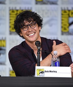The 100's Bob Morley Has a Smile That Could Save Us All in a Post-Apocalyptic World​