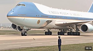 AIR FORCE ONE | Marshall (Harrison Ford) | Ekoumaemane.com | Abonne-toi à Sportive Prix | Film Complet en Français | À bord de l'avion le mieux protégé du monde, Air Force One, le président des États-Unis, , sa famille et des membres du gouvernement sont pris en otage par des terroristes russes. Leur leader, Korshunov (Gary Oldman), menace de tuer un otage par heure si son chef n'est pas libéré. Marshall se retrouve dans une situation qui fait de lui la cible numéro un. | Abonnez-vous sur notre 