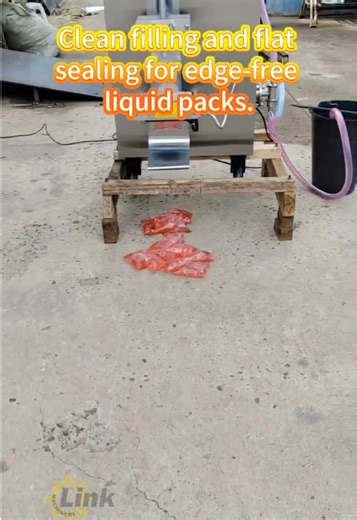 High-efficiency, fast-sealing, side-sealing liquid packaging machine, suitable for small-package liquid products such as seasoning liquids, soy sauce, and vinegar. #juicepackingmachine #waterpackagingmachine #watersachetpackingmachine #highspeedmachine #equipment