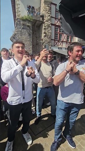 Le groupe Lagunekin cantar avant Aviron bayonnais _ Section paloise 🎶 #rugby #chant #paysbasque