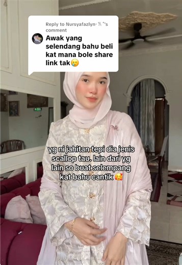 Selendang Shimmer Merah dengan Jahitan Scallop