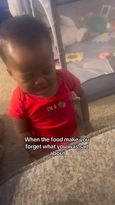 Food made the little girl forget why she was crying 😫😫😂😂❤️❤️ | Happy Africans