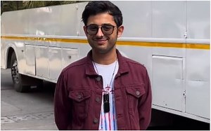 Carry Minati ROASTS Paparazi As They Ask Him 'Bhai Kuch Naya Trend Leke Aao', Check Out His SAVAGE Reply - WATCH | SpotboyE