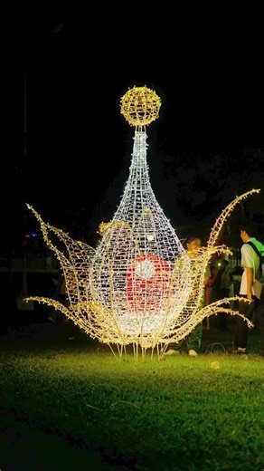 Shooting with Sigma 30 and Siny a6300 for the Light-on Ceremony #povstreetphotography #sonya6300