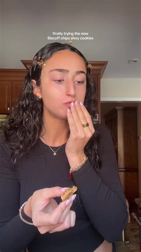 Are mine defective or are they all like this 🤣🤣🤣 They definitely taste good but not the Biscoff PUNCH I was hoping for you know??? #chipsahoy #fyp #tastetest #biscoff #biscoffchipsahoy