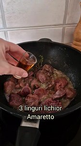 Pateul de ficat de casa se prepara acasa mai simplu decat poti crede. Eu am folosit ficatei de pasare de tara (de gasca, rata, curcan, gaina), desigur ca sunt foarte potriviti si ficateii de pasare din comert. In cazul in care nu stiati, ficatul de pasare este un remediu natural impotriva anemiei. Ingrediente 550 gr ficat de pasare 100 gr unt 2 linguri ulei de masline 1 crenguta de cimbru proaspat 3 linguri lichior Amaretto cimbru uscat piper 300 kg ceapa 2 linguri untura pasare 100 ml apa 3 cat