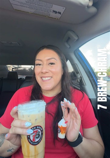 🚨 7 Brew is giving away a FREE Blondie charm with the purchase of any 2 medium or large drinks! 🤎☕ They’re only available while supplies last, so don’t wait! Who’s adding one to their collection? 👇 @7brewcoffee #7brewcoffee #7brew #coffeelovers #freebies
