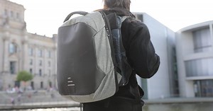 Floaty Moonr backpacks offer springy suspension in four directions
