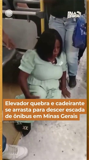 Wheelchair lift breaks and passenger crawls down bus stairs #shorts #speakbrazil
