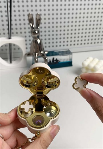 I'm sure you'll find earrings that you like here.#clover #earphone #bluetooth #fyp#Tiktokshop