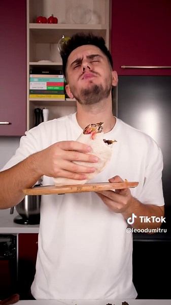 Carne de shaorma- rețeta care a făcut înconjurul lumii, pe bună dreptate! Nu îmi vine să cred cât de buuuuunaaa a ieșit, am rămas cu gândul la ea, mai fac o rundă maine! E extrem de aromata, fragedă și cea de vită cel puțin este extrem de asemănătoare cu cea din shaormerii. Poftă bună! Ingrediente: -1 ceapă -3 căței usturoi -500g carne de vită -sare, piper, boia dulce, cimbrișor, coriandru măcinat, chimion măcinat, usturoi granulat, ceapă granulată Întindem carnea condimentată foaaarte subțire p