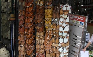Asi se elaboran los tradicionales  huaraches artesanales